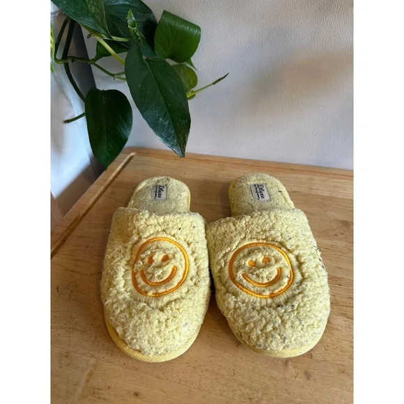 DLuxe by Deerfoam Smiley Slippers size large - Picture 1 of 6